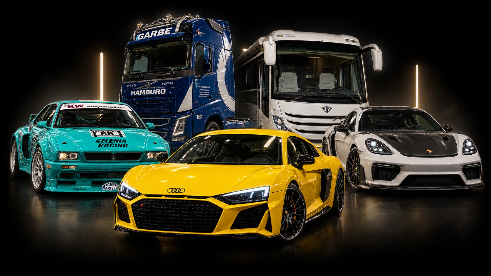 Fünf Fahrzeuge nebeneinander: ein Maserati-Rennwagen, ein Volvo-Lkw, ein Wohnmobil, ein gelber Audi R8 und ein weißer Porsche